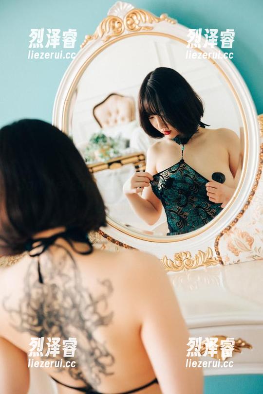Son Ye Eun黑色图包，分享的感觉真是让人沉醉呢！